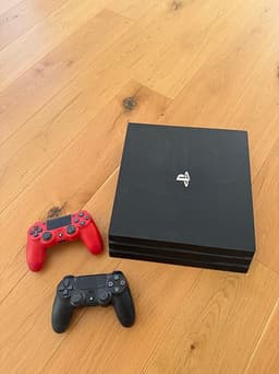Sony Playstation 4 Pro spelkonsol med två handkontroller svart röd