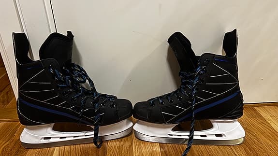 Revolution Pulse 5 ishockeyskridskor barn storlek 33 svart blå