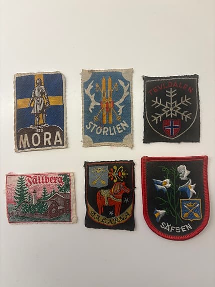 Märken tygmärken ortsmotiv Mora Storlien Säfsen m.fl. flerfärgad