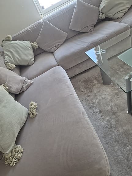 Soffan: längd 326 , divan 235, djup 100, höjd 40 . Bord: längd 135, bred 75