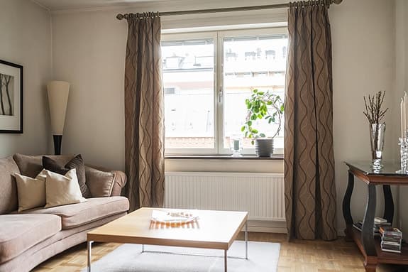 Soffbord i ekfaner med kromad underrede – Stilrent och modernt