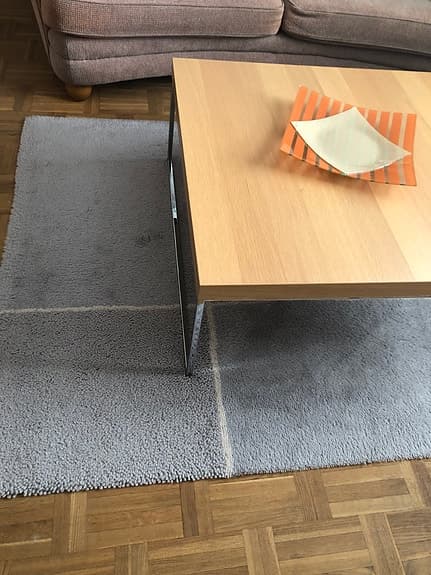 Soffbord i ekfaner med kromad underrede – Stilrent och modernt