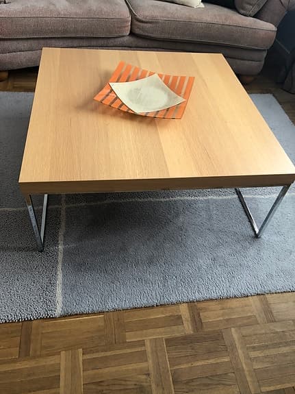 Soffbord i ekfaner med kromad underrede – Stilrent och modernt