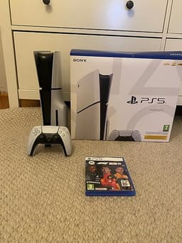 Sony Playstation 5 spelkonsol vit med handkontroll och ratt