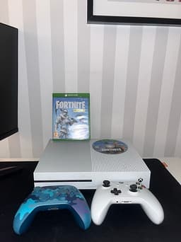 Xbox One spelkonsol vit med två handkontroller