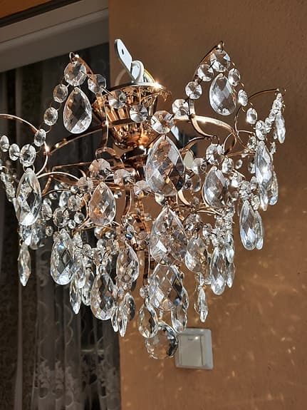 Vacker och elegant Kristallkrona. Tacklampa.