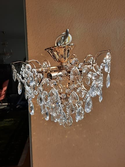 Vacker och elegant Kristallkrona. Tacklampa.