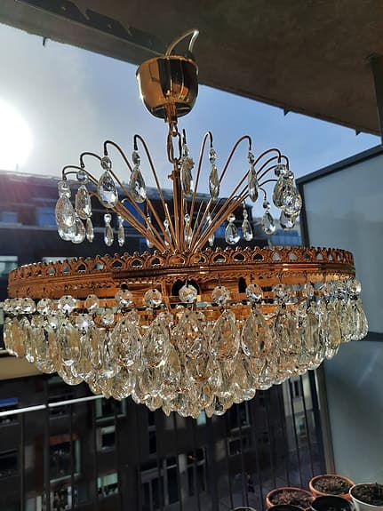 Vacker och elegant Kristallkrona. Taklampa.