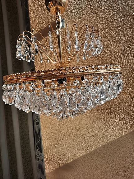 Vacker och elegant Kristallkrona. Taklampa.