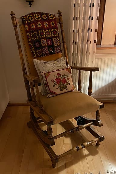 Antik gungstol. Klädsel gul sammet.