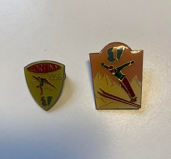 Cortina 1956 skidmärken nålar metall flerfärgad