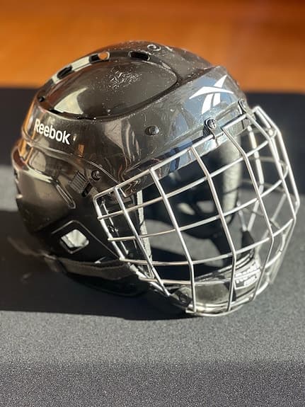 Reebok ishockeyhjälm med galler svart