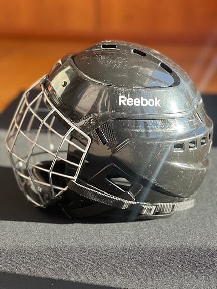 Reebok ishockeyhjälm med galler svart