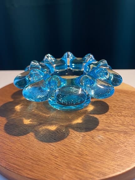 En ljusstake ur serien "Krinolin" från Kosta Boda, formgiven av Göran Wärff