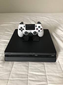 Sony Playstation 4 spelkonsol svart med vit handkontroll