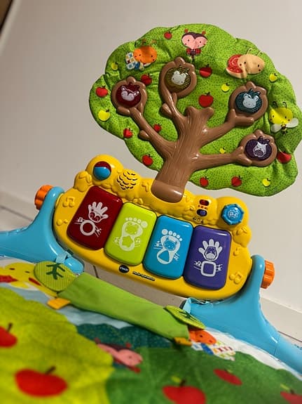 Fisher-Price Musix babygym med aktivitetsbåge och pianotangenter