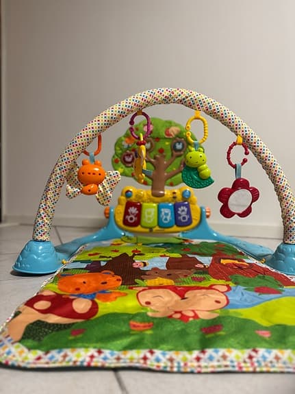 Fisher-Price Musix babygym med aktivitetsbåge och pianotangenter