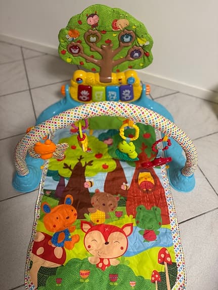 Fisher-Price Musix babygym med aktivitetsbåge och pianotangenter