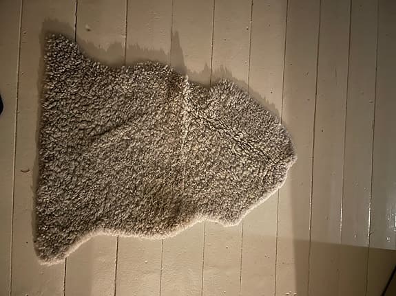 Rusta fårskinnsmatta grå