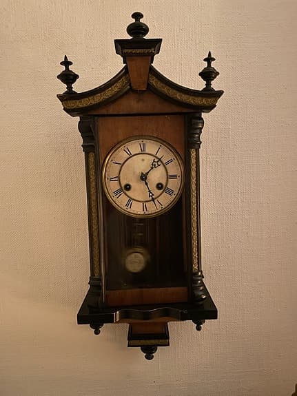Väggpendel klocka.