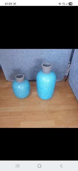 Två turkosa vaser i keramik