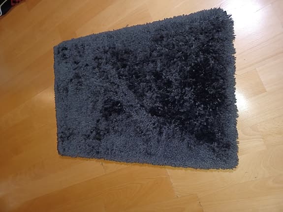 Oanvänd fluffig badrumsmatta