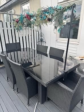 Matgrupp utomhus bord med glas-skiva och stolar svart