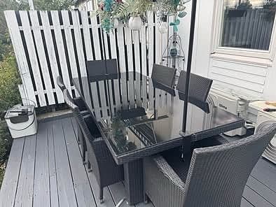 Matgrupp utomhus bord med glas-skiva och stolar svart