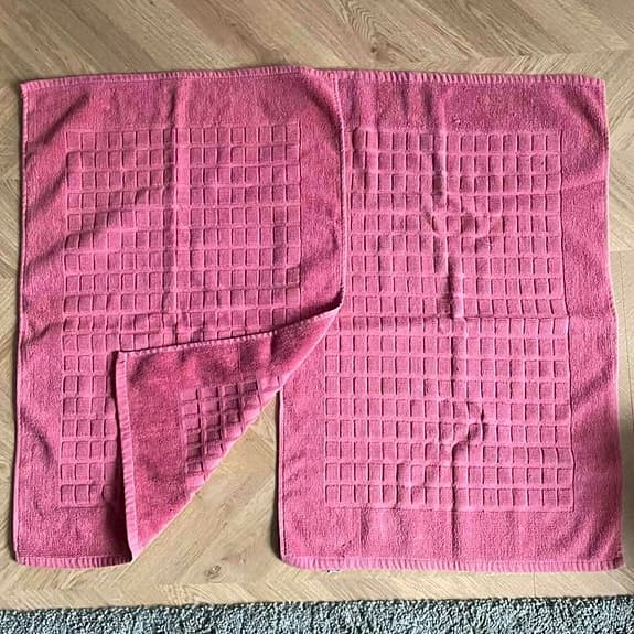 2 badrumsmattor, rektangulära rosa från Ellos, bomull