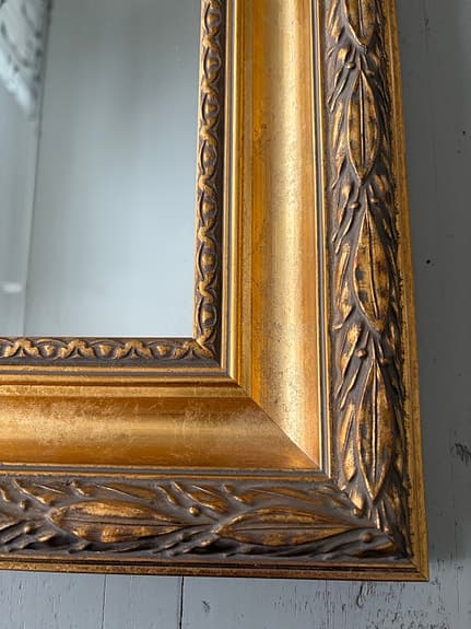 Handförgylld spegel med äkta bladguld – 67x58 cm – klassisk stil