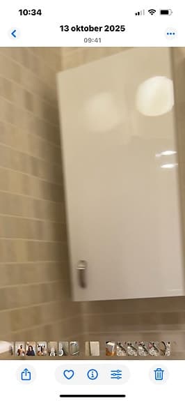 Toa skåp med spegel och en förvaring skåp