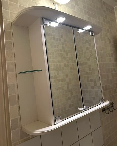 Toa skåp med spegel och en förvaring skåp