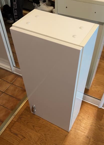 Toa skåp med spegel och en förvaring skåp