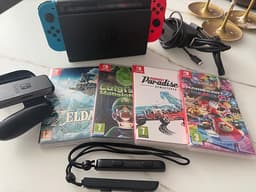 Nintendo Switch spelkonsol med Joy-Con blå/röd och spel