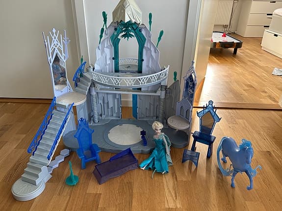 Disney Frost Frozen lekset isslott med Elsa-docka och tillbehör