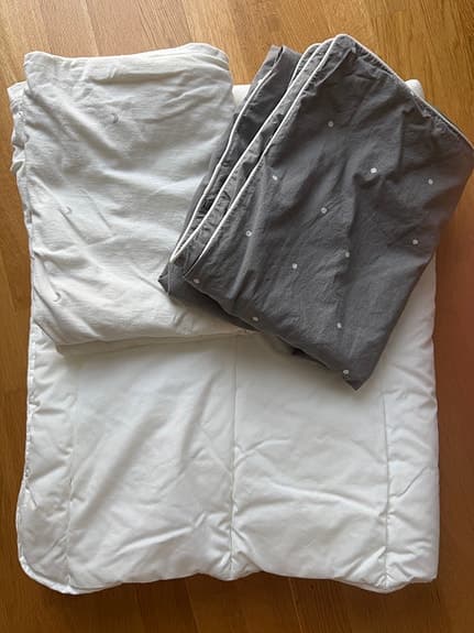 Vintertäcke för spjälsäng 100x120 cm + 2 påslakan (grått & vitt)