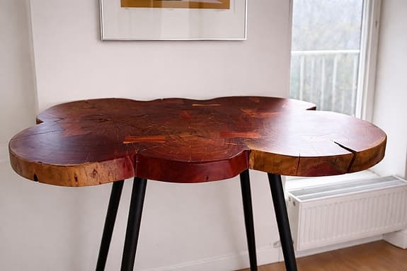 Smalt ståbord / barbord i massivt trä – unik live edge
