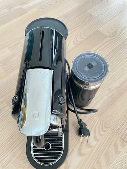 Nespresso Citiz espressomaskin med mjölkskummare svart