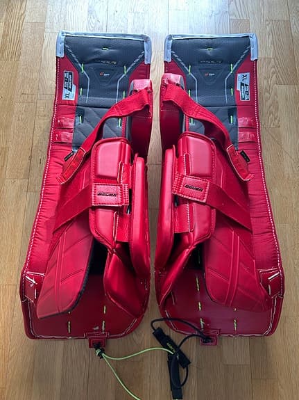 Bauer Vapor Hyperlite målvaktsbenskydd XL vit/röd