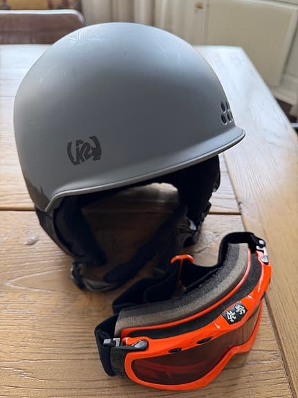 K2 Rival skid- och snowboardhjälm grå med skidglasögon orange
