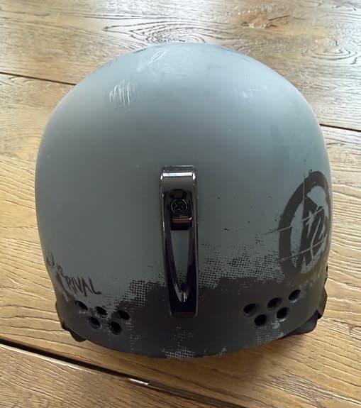 K2 Rival skid- och snowboardhjälm grå med skidglasögon orange