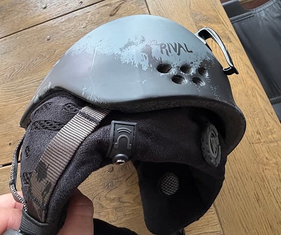 K2 Rival skid- och snowboardhjälm grå med skidglasögon orange