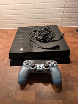 Sony Playstation 4 spelkonsol med handkontroll och spel