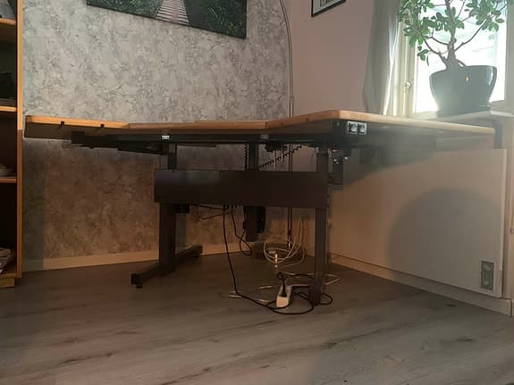 Höj och sänkbart datorbord