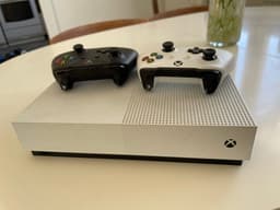 Microsoft Xbox One S spelkonsol vit och svart