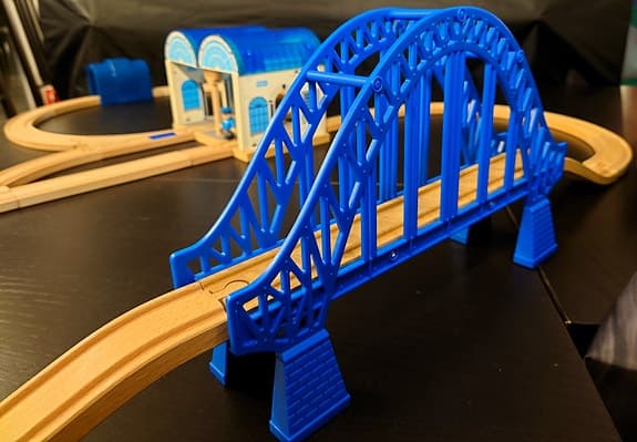 🚉🟦 BRIO/kompatibel träjärnväg – station, bro, tunnel, spår & växlar (paket)
