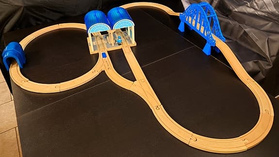 🚉🟦 BRIO/kompatibel träjärnväg – station, bro, tunnel, spår & växlar (paket)