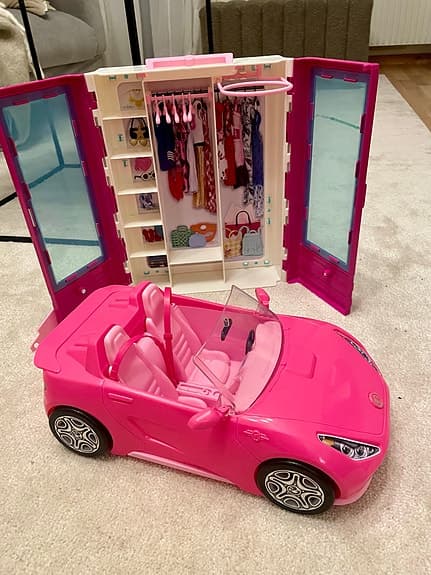Barbie dockset bil garderob möbler kläder och tillbehör