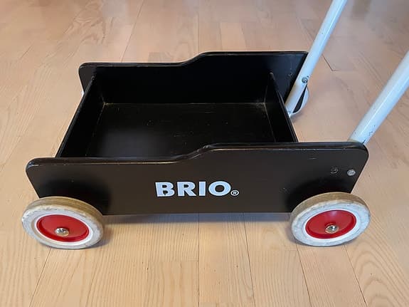 BRIO gåvagn svart