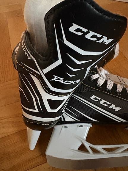 CCM Tacks ishockeyskridskor barn storlek 31 svart